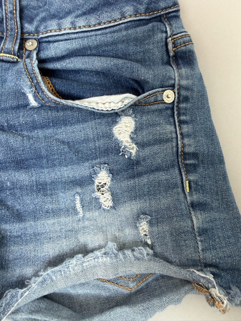 American Eagle Women’s Distressed Denim Low Rise Frayed Cut Off Shorts - Picture 6 of 10